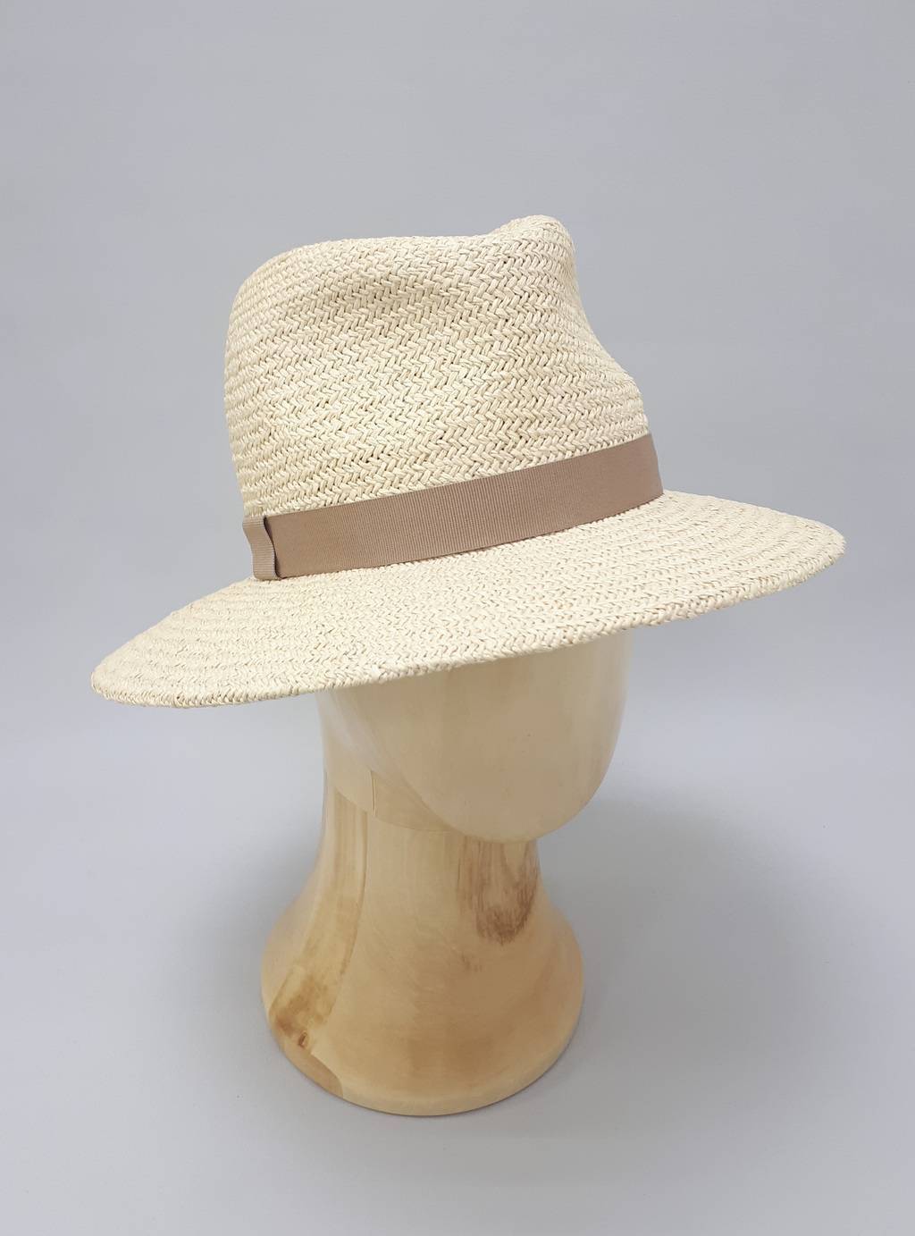 Соломенная шляпа Fedora. Цвет натуральный соломенный
