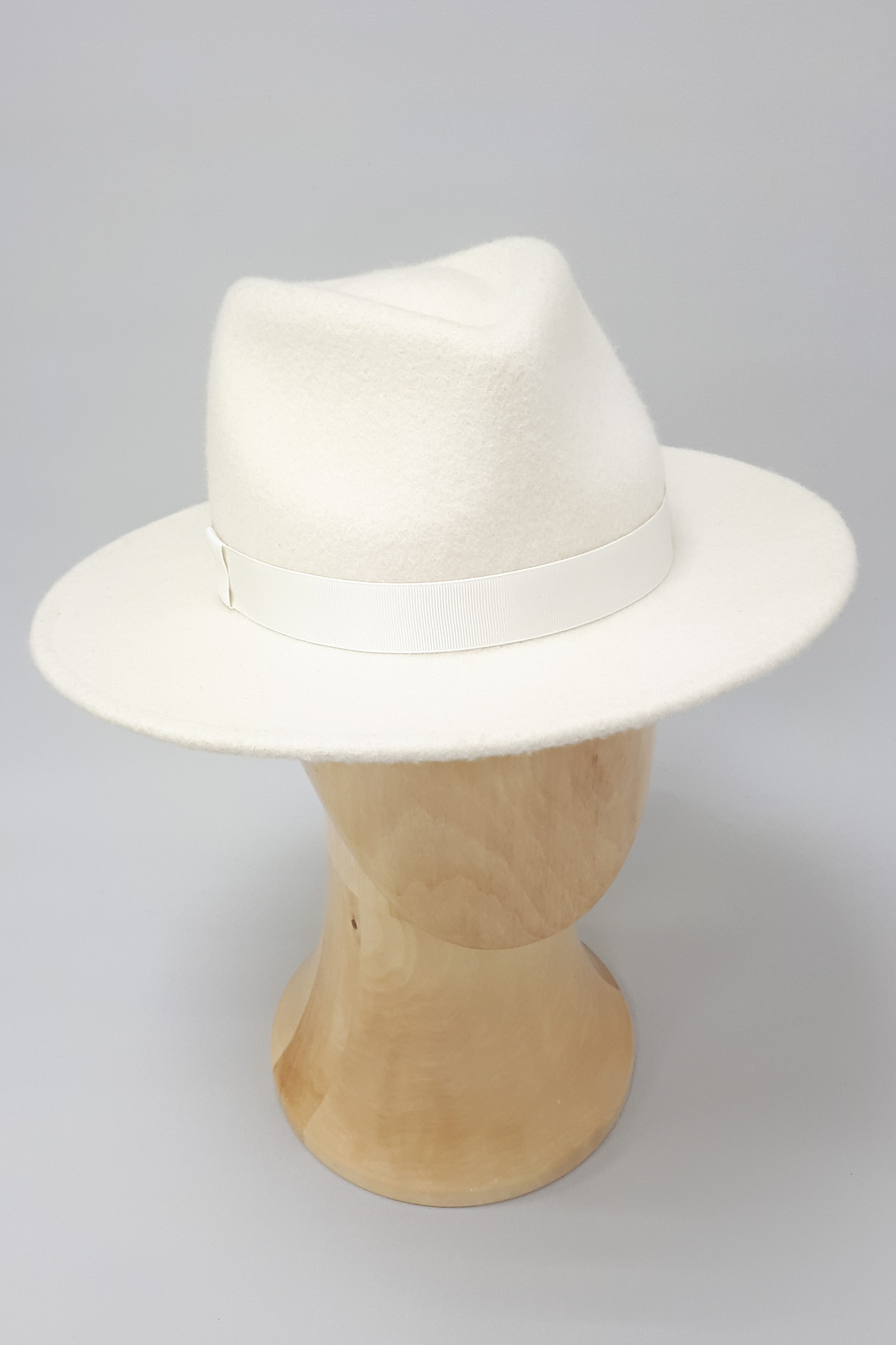 Фетровая шляпа Федора остроносая. Цвет молочный