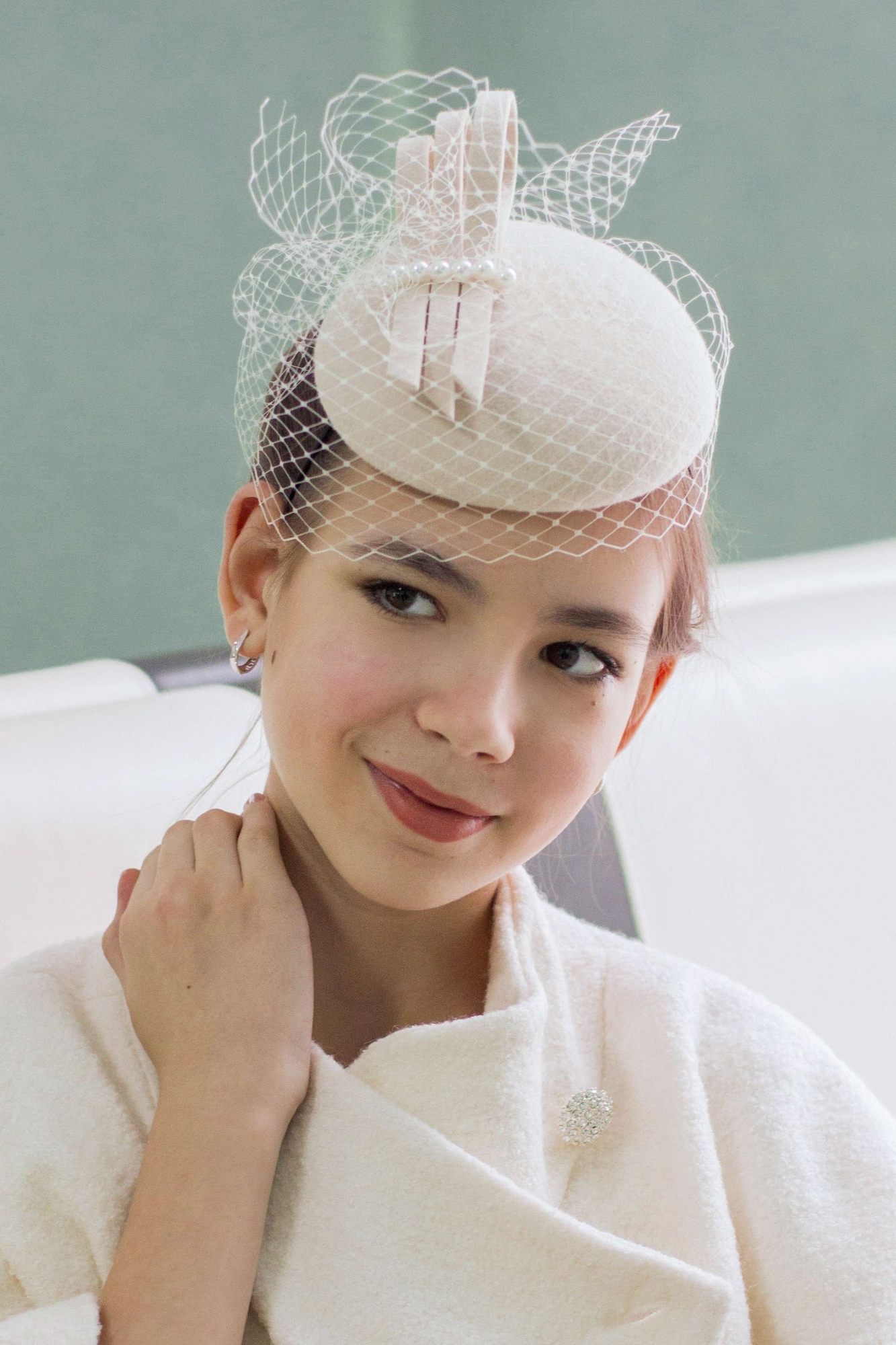 Велюровая мини-шляпка с вуалью в стиле "Ретро"