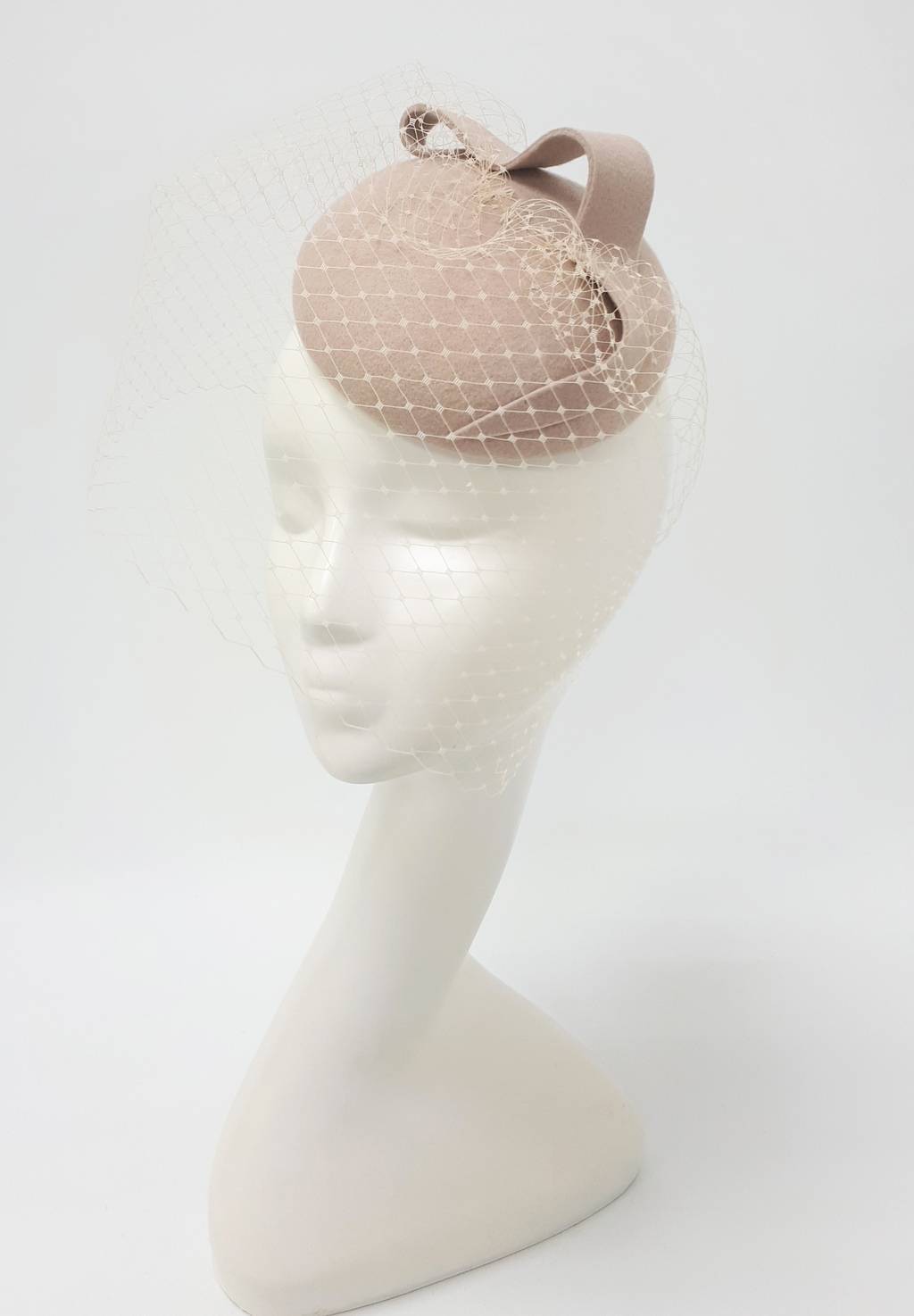 Мини-шляпка "Волна" с вуалью. Цвет светло-бежевый