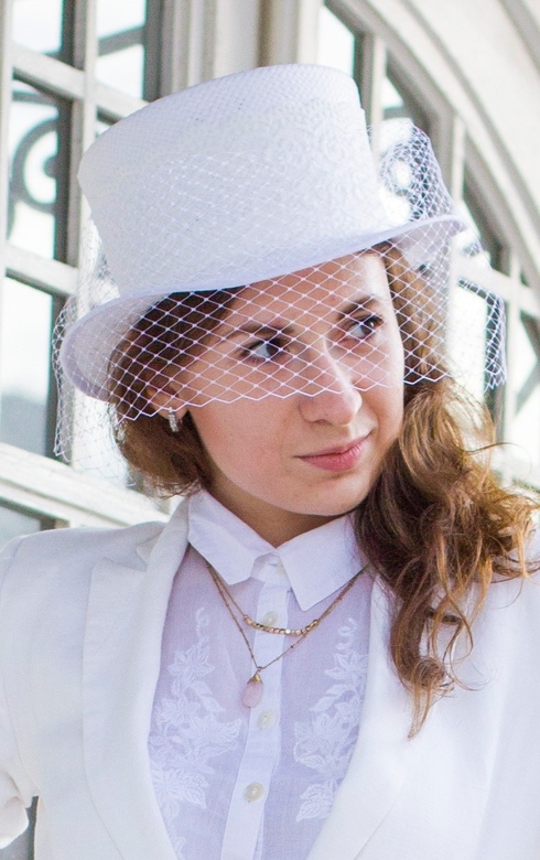 Соломенный свадебный цилиндр с вуалью