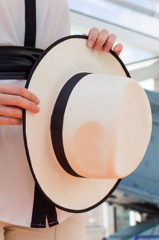 Соломенная шляпа Федора Unisex. Цвет черно-белый.