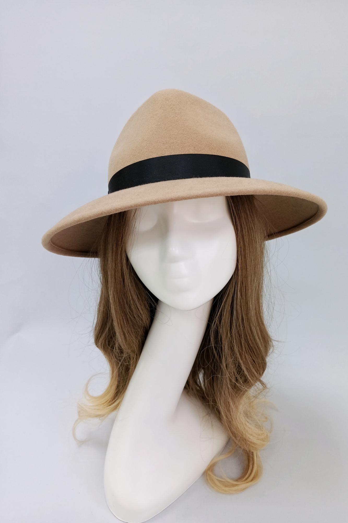 Женская шляпа федора с приспущенными полями
