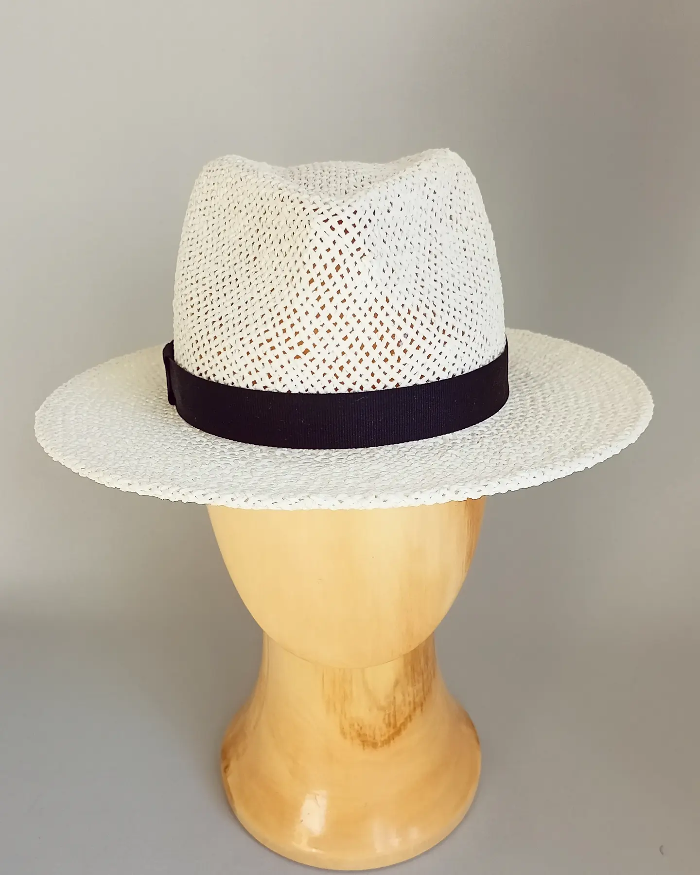 Соломенная шляпа федора