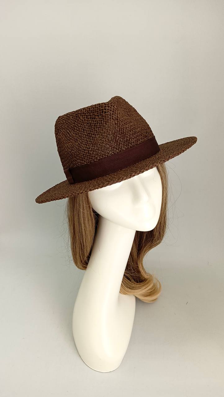Соломенная шляпа федора