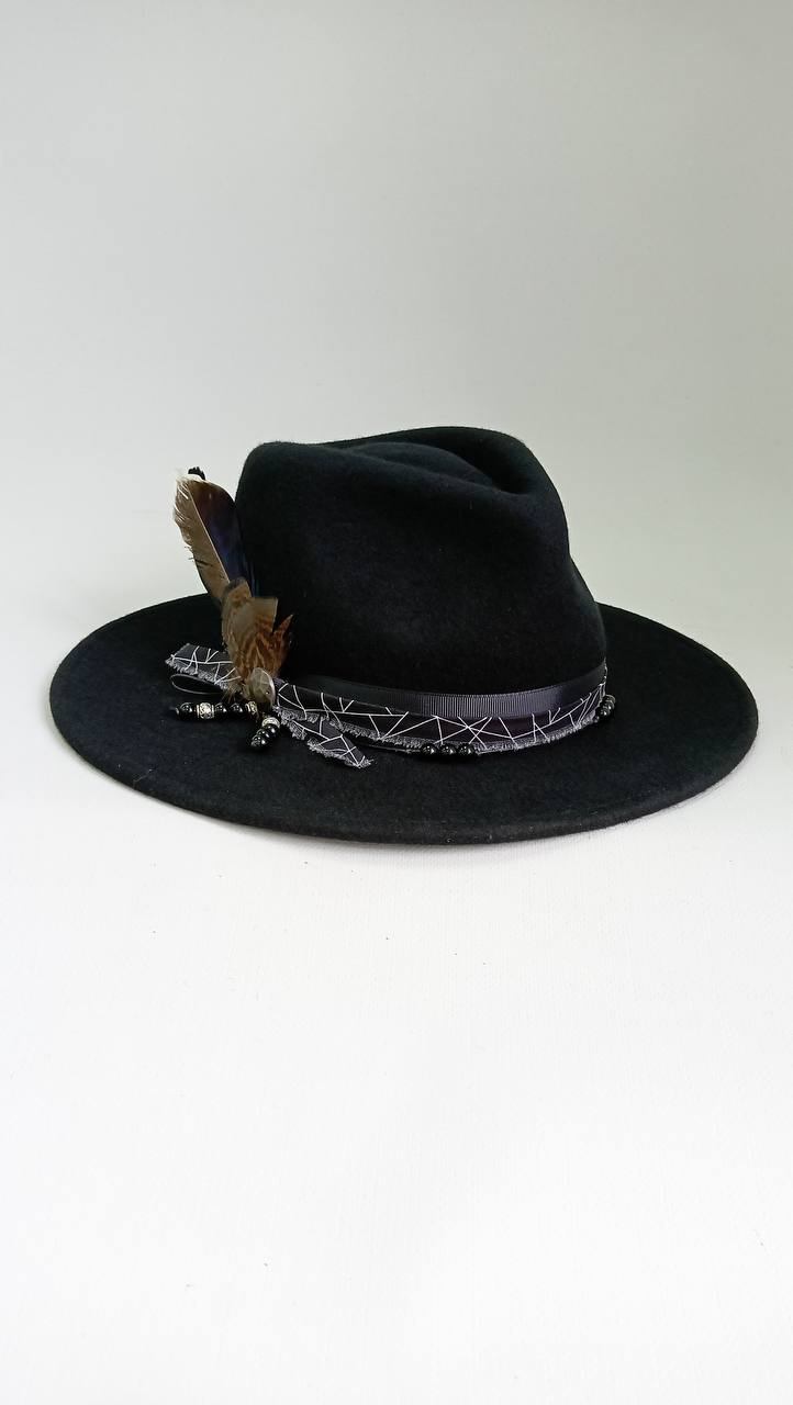 Шляпа федора с перьями