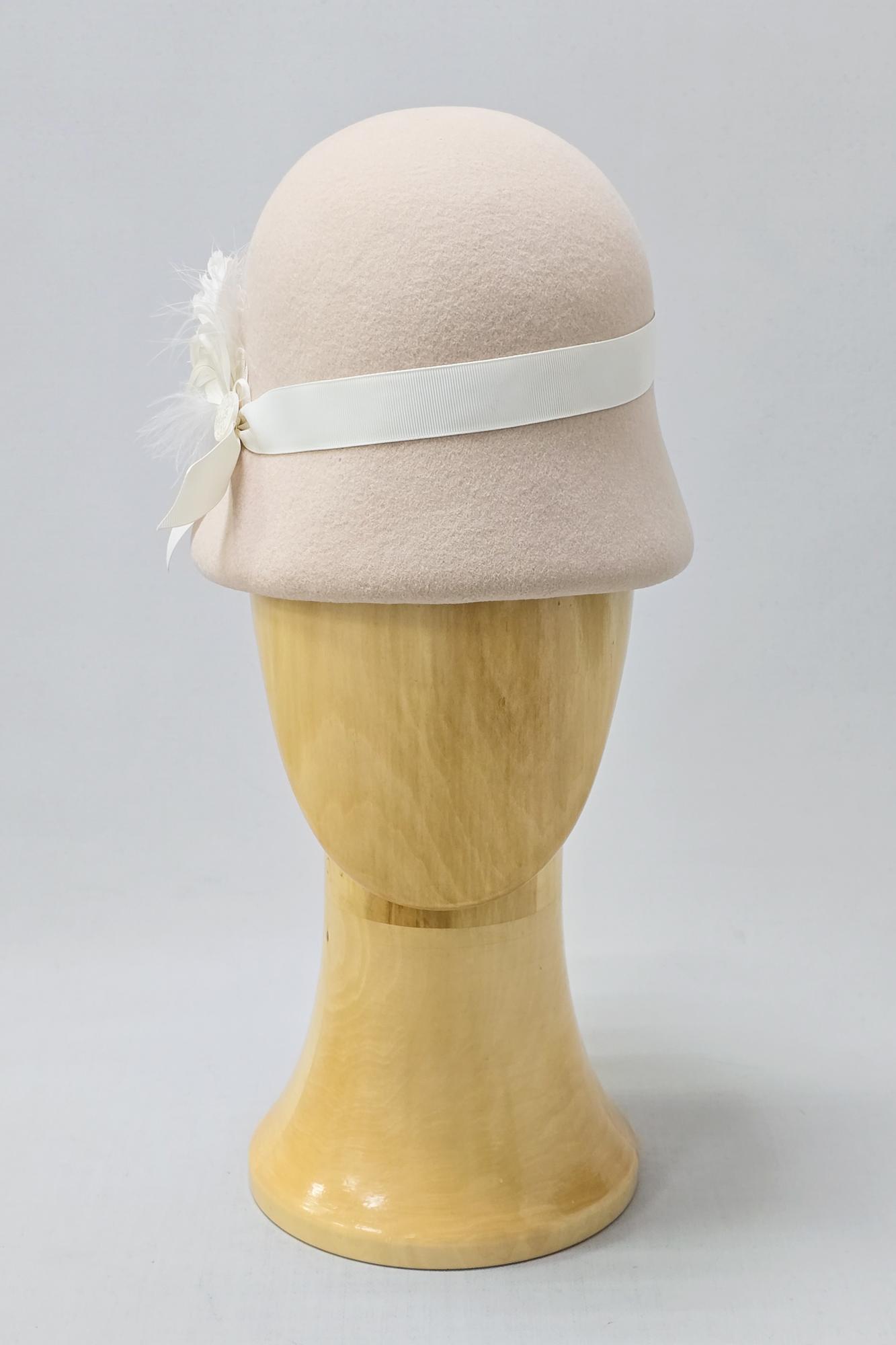 Фетровая шляпа клош. Цвет кремовый