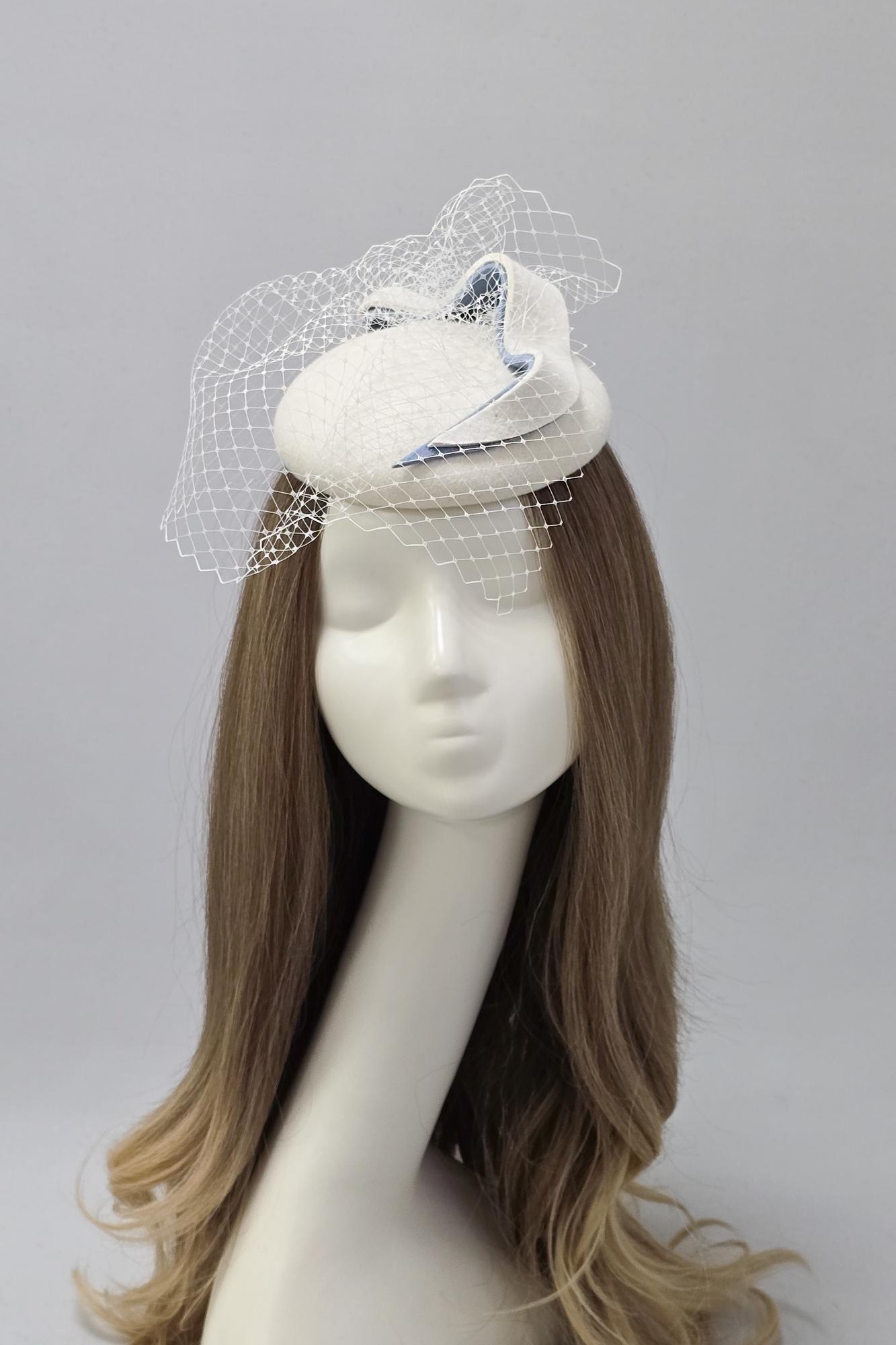 Шляпка таблетка " Волна" с вуалью. Цвет молочный/голубой