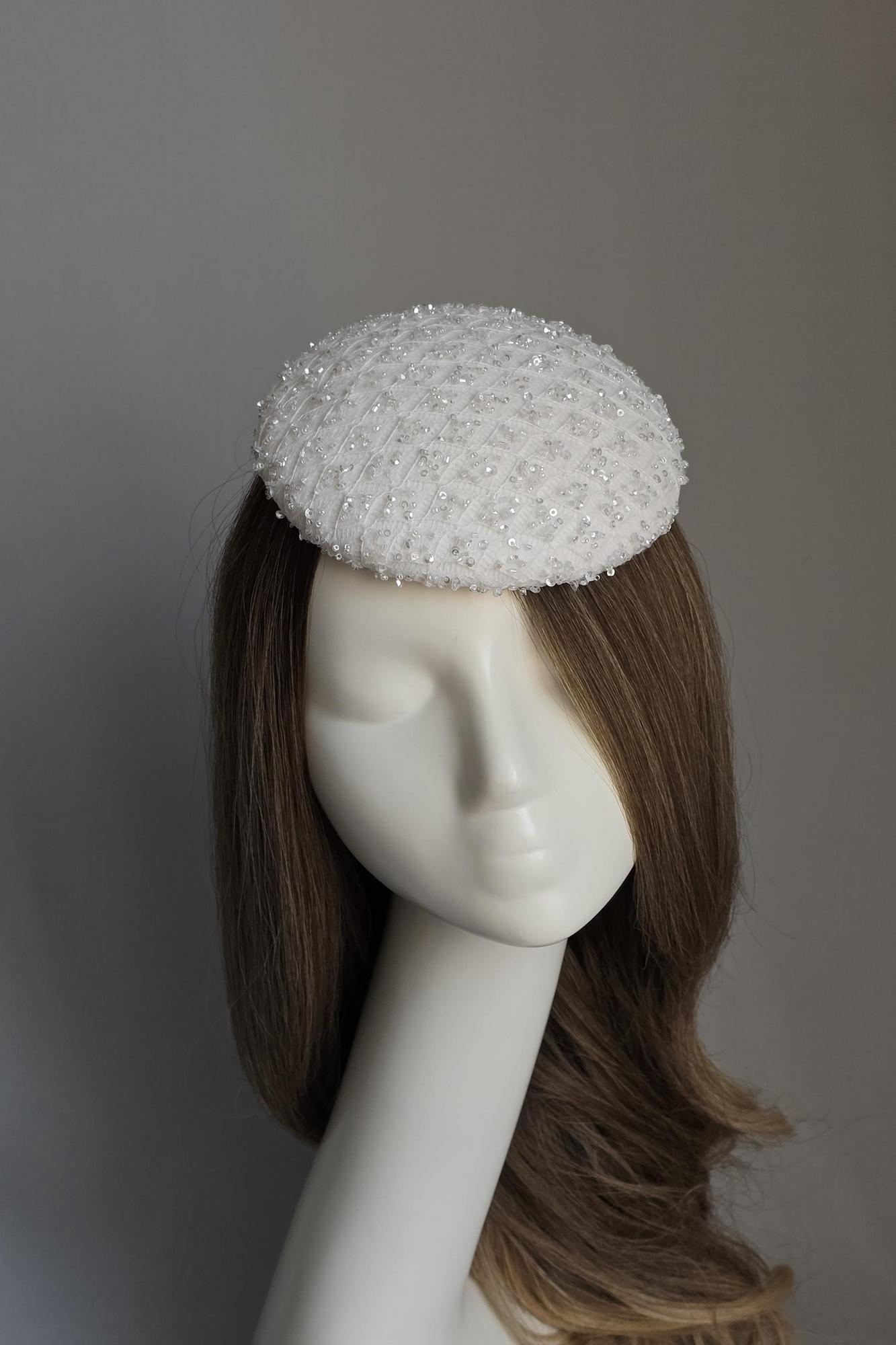 Шляпка-таблетка, обтянутая французским кружевом с пайетками