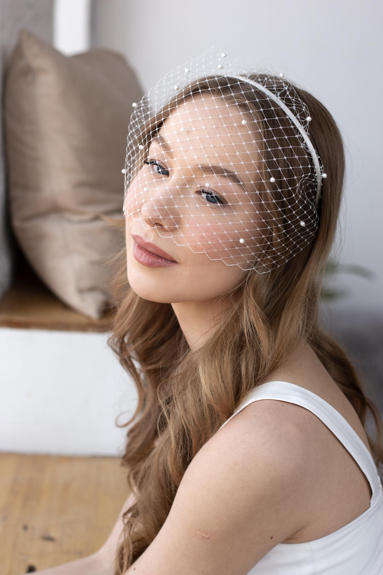 Вуаль на ободке с бусинами. Цвет молочный