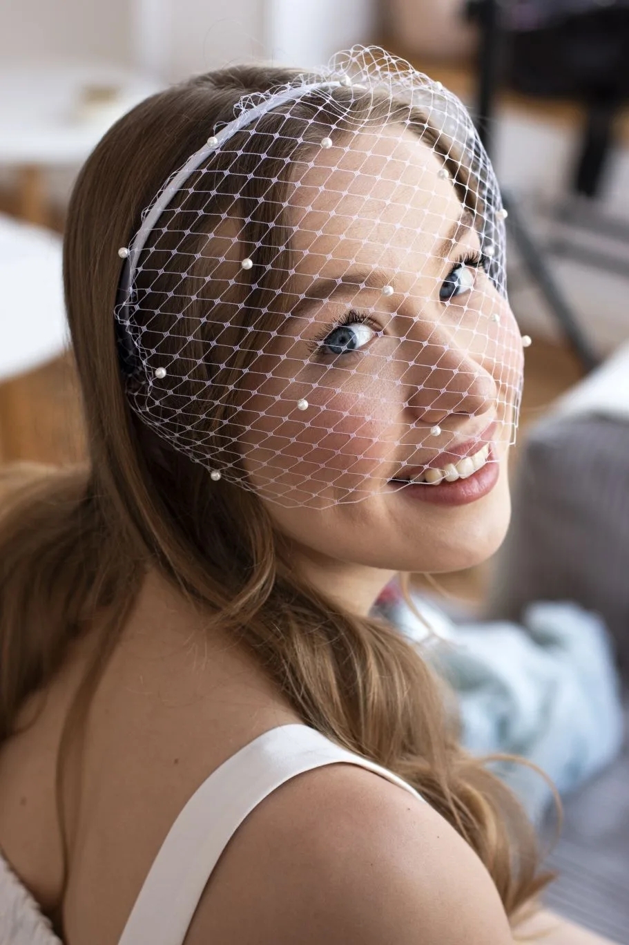 Вуаль на ободке с бусинами. Цвет белый