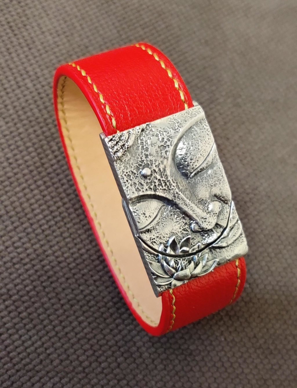 Браслет на кожаном ремне "Будда", серебро