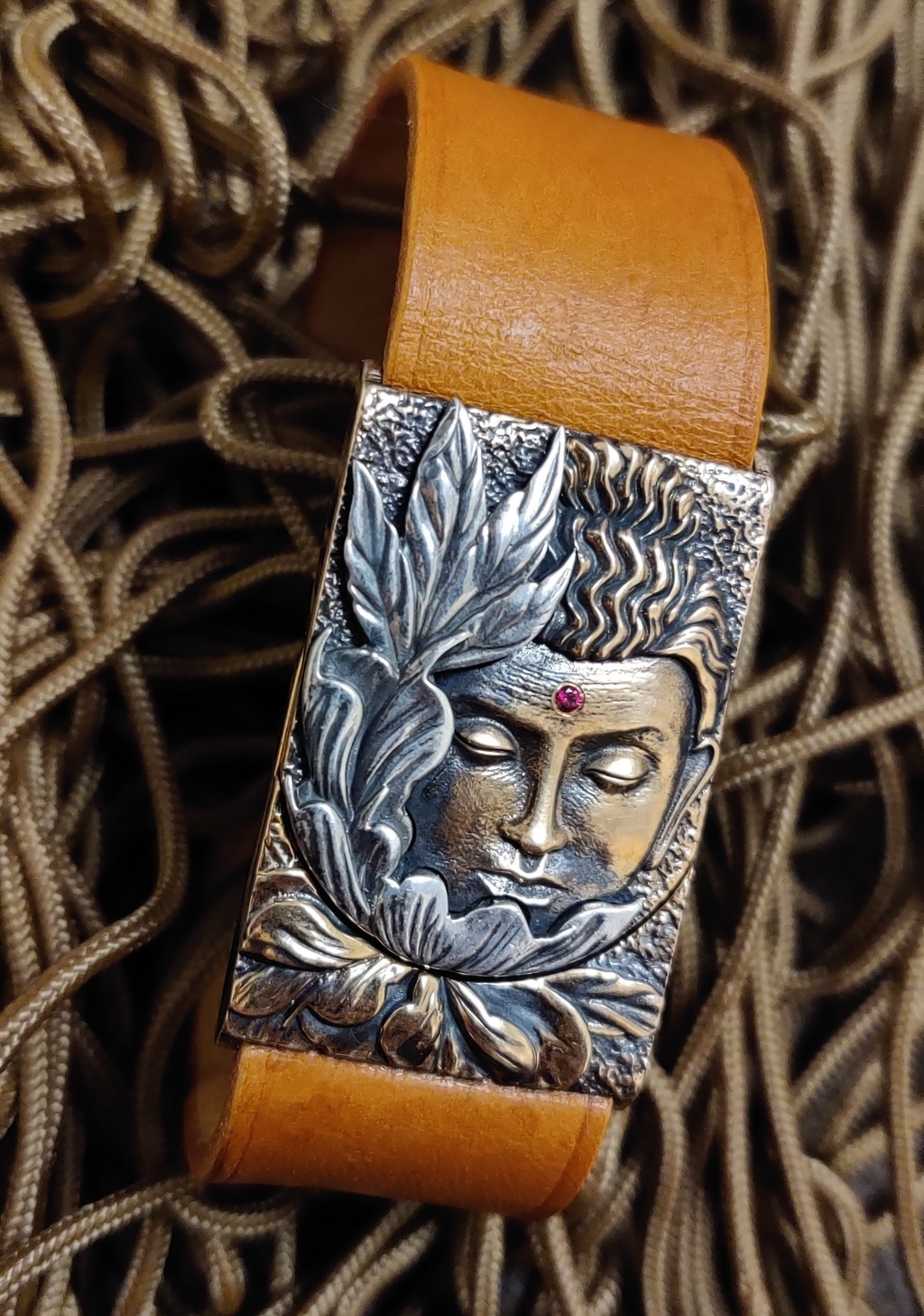 Браслет на кожаном ремне "Цветок Будды" , замок биметалл