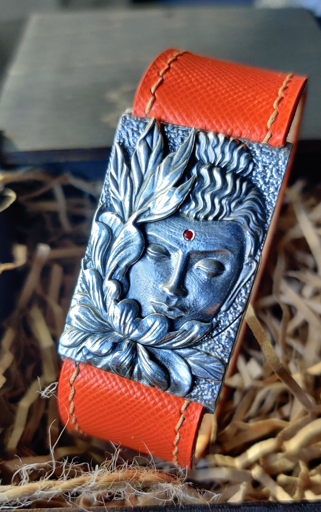 Браслет на кожаном ремне "Цветок Будды" , замок серебро