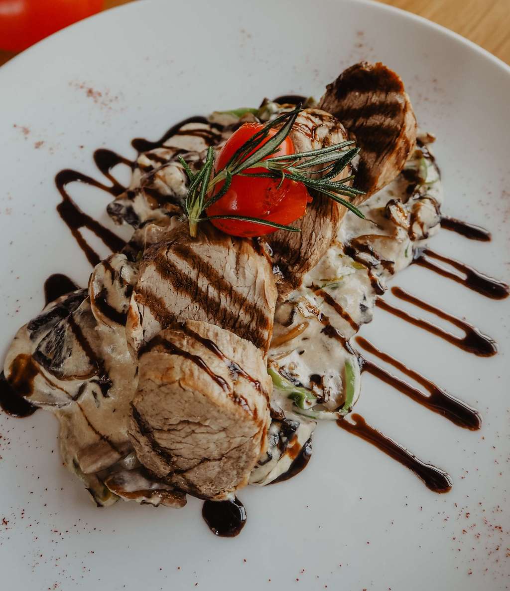 Свиная вырезка на подушке из грибов и лука порея