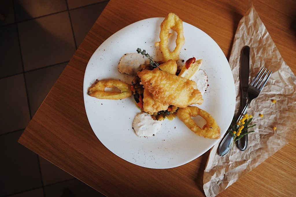 Треска в кляре с овощным рататуем и соусом Тартар