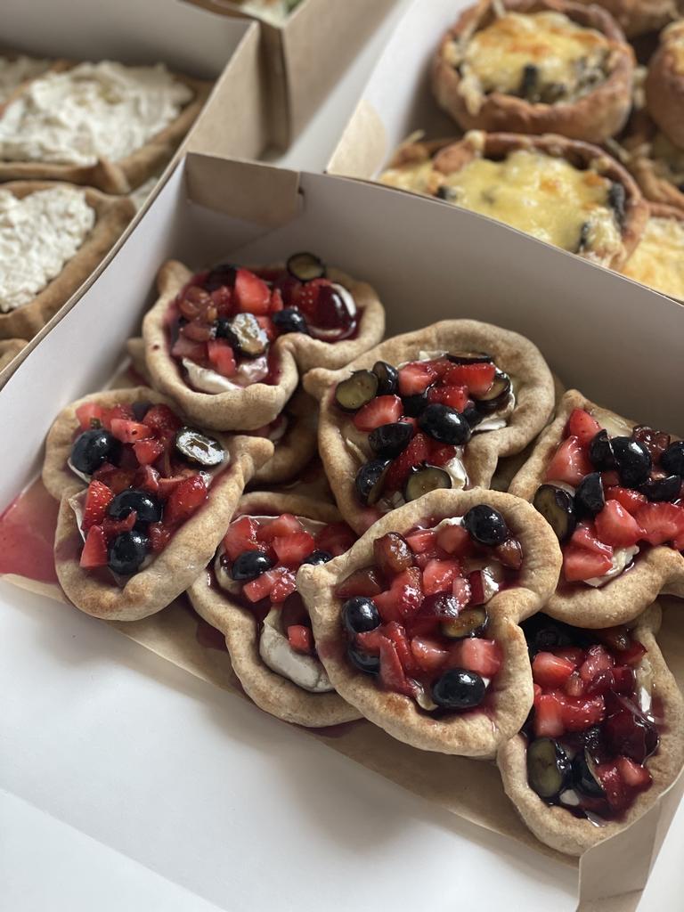 Карельская калитка с камамбером , салатом из свежих ягод и персиковым компотом