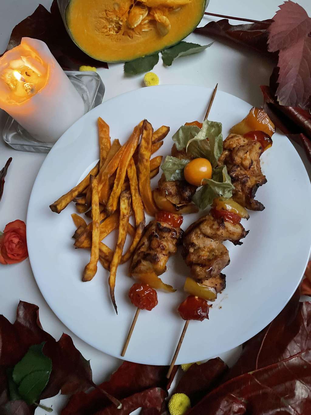 Шашлычки из птицы с болгарским перцем, томатами черри + батат-фри