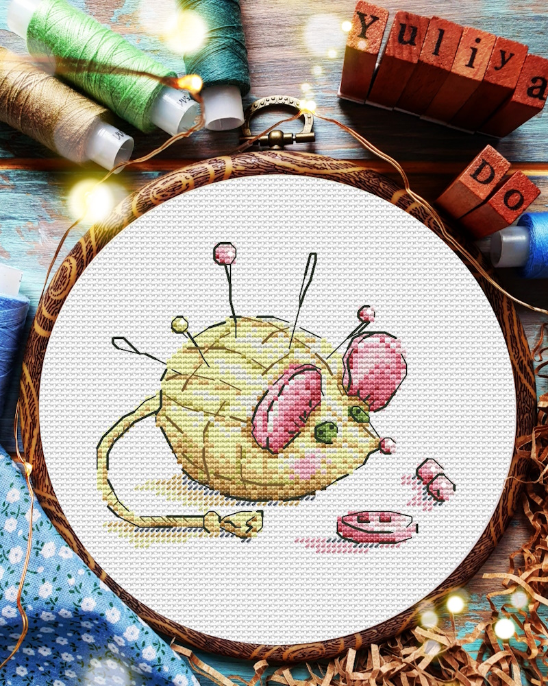 Схема вышивки "Мышь-игольница" (67х59кр)