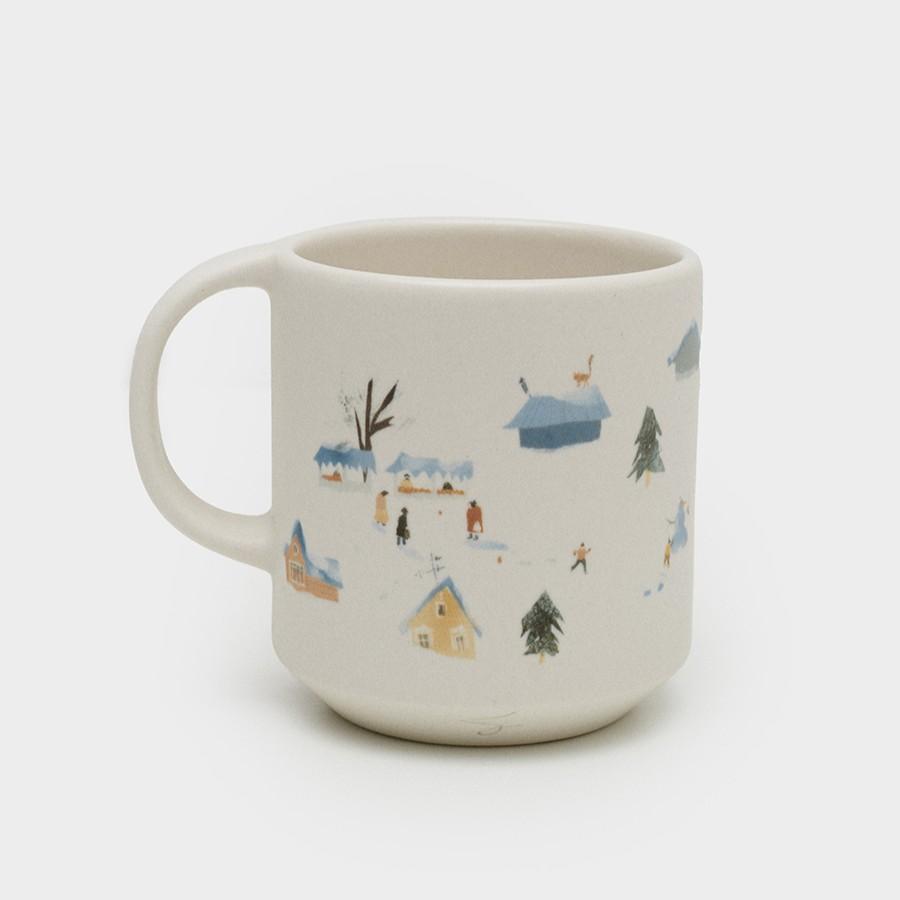 Кружка «Зимняя сказка» 400 мл с зимней деревней, вид спереди