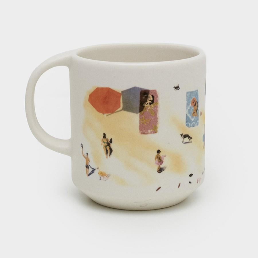 Кружка Пляжники 400 мл с иллюстрацией пляжа и отдыхающих, фронтальный ракурс