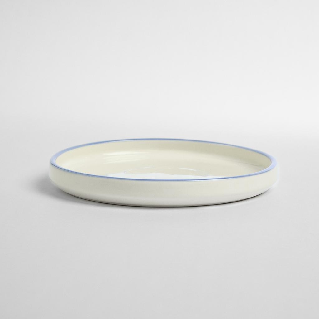 Тарелка белая с синим кантом