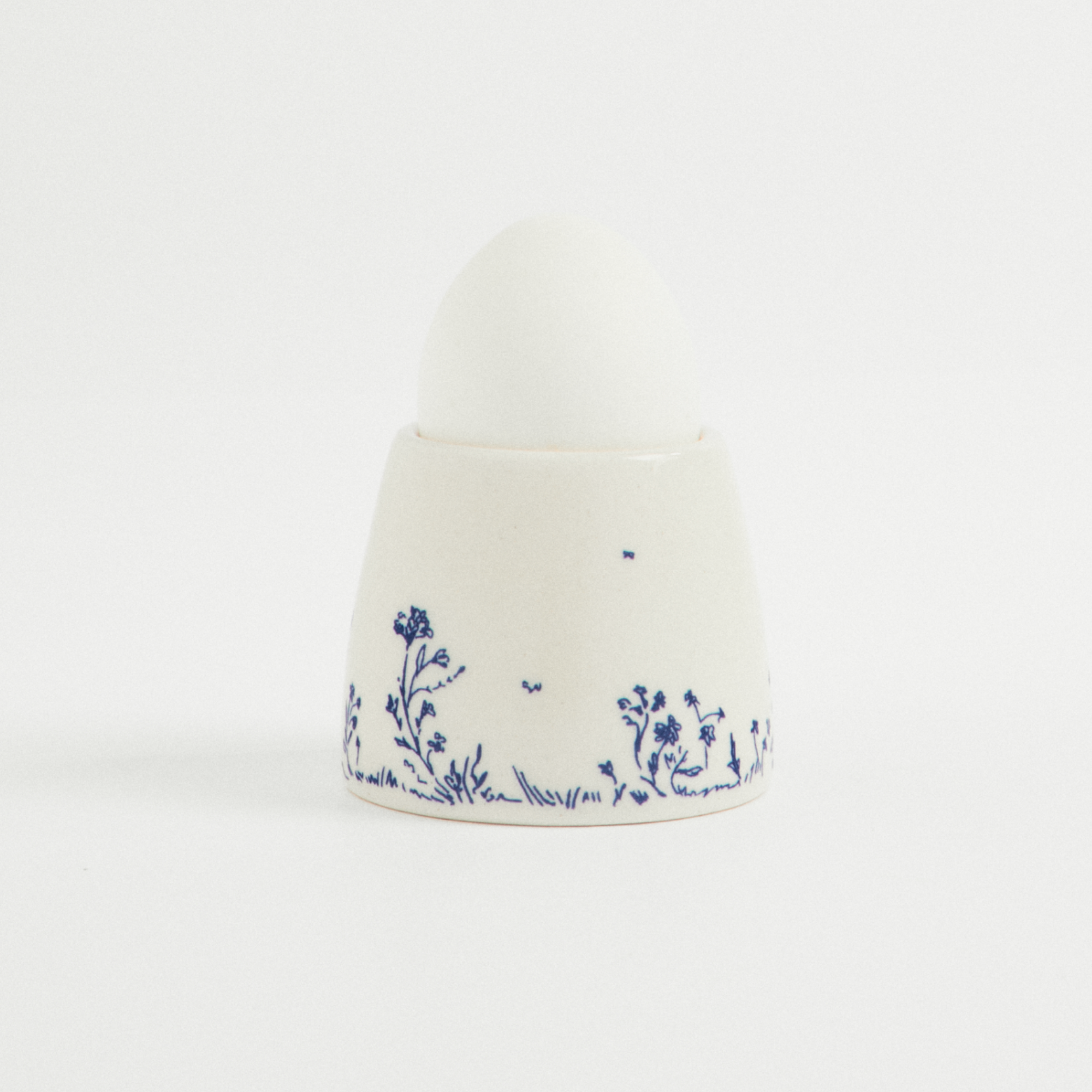 Подставка для яйца с синим орнаментом