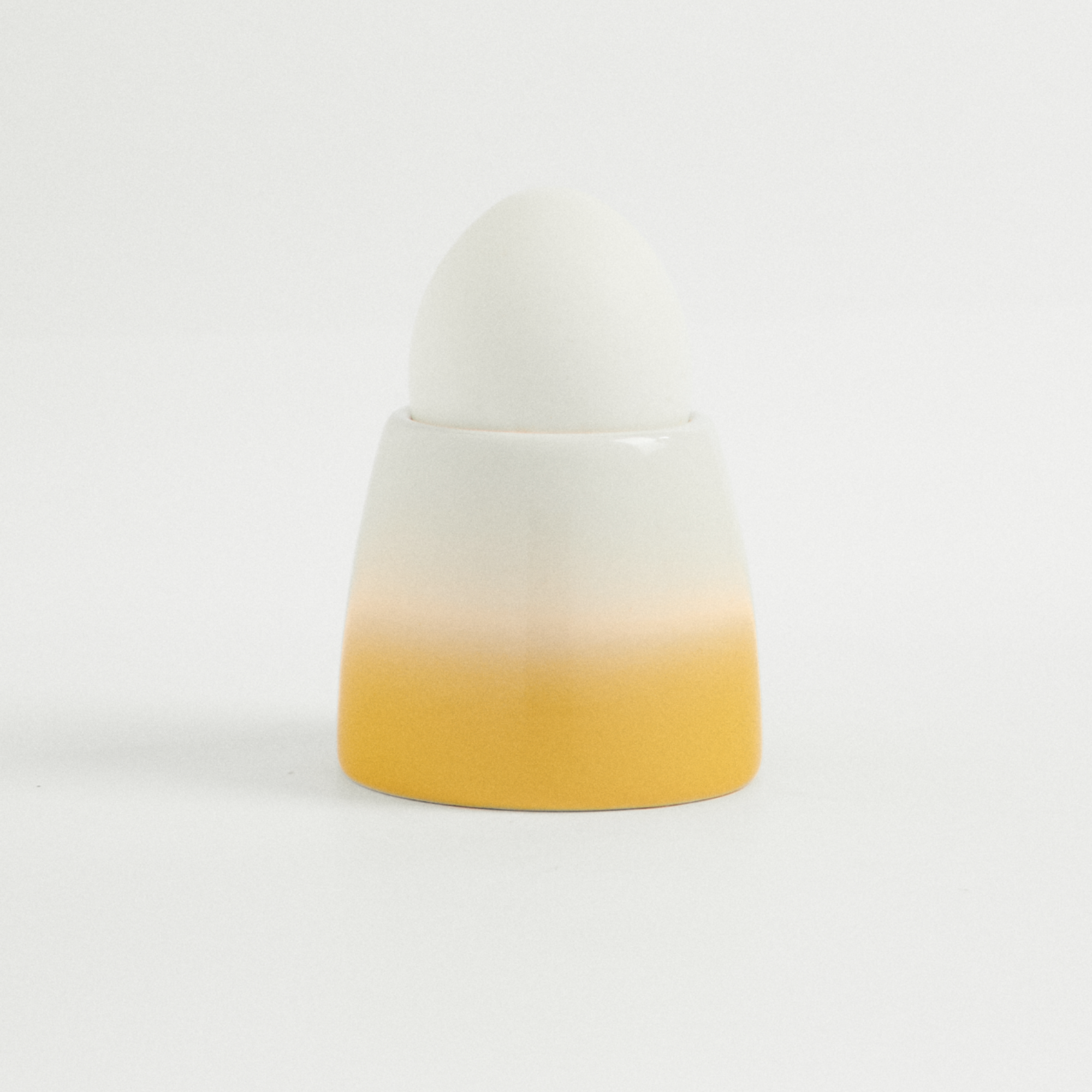 Подставка для яйца бело-желтая омбре