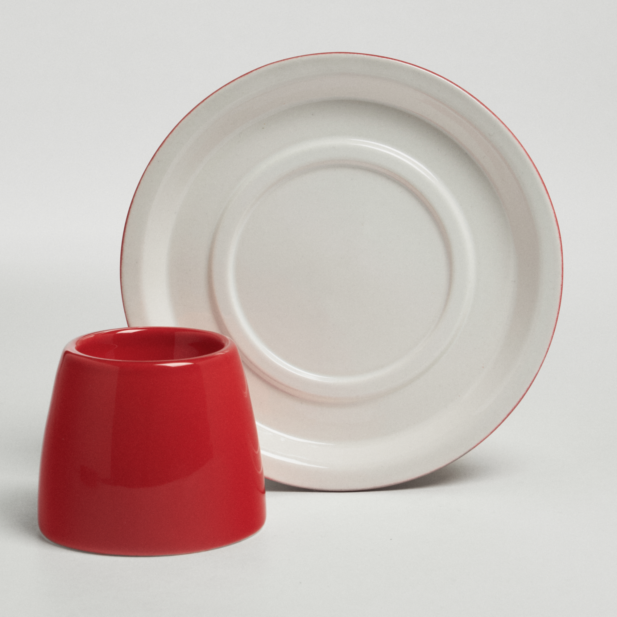 Набор: блюдце 13см и подставка для яйца красного и белого цветов