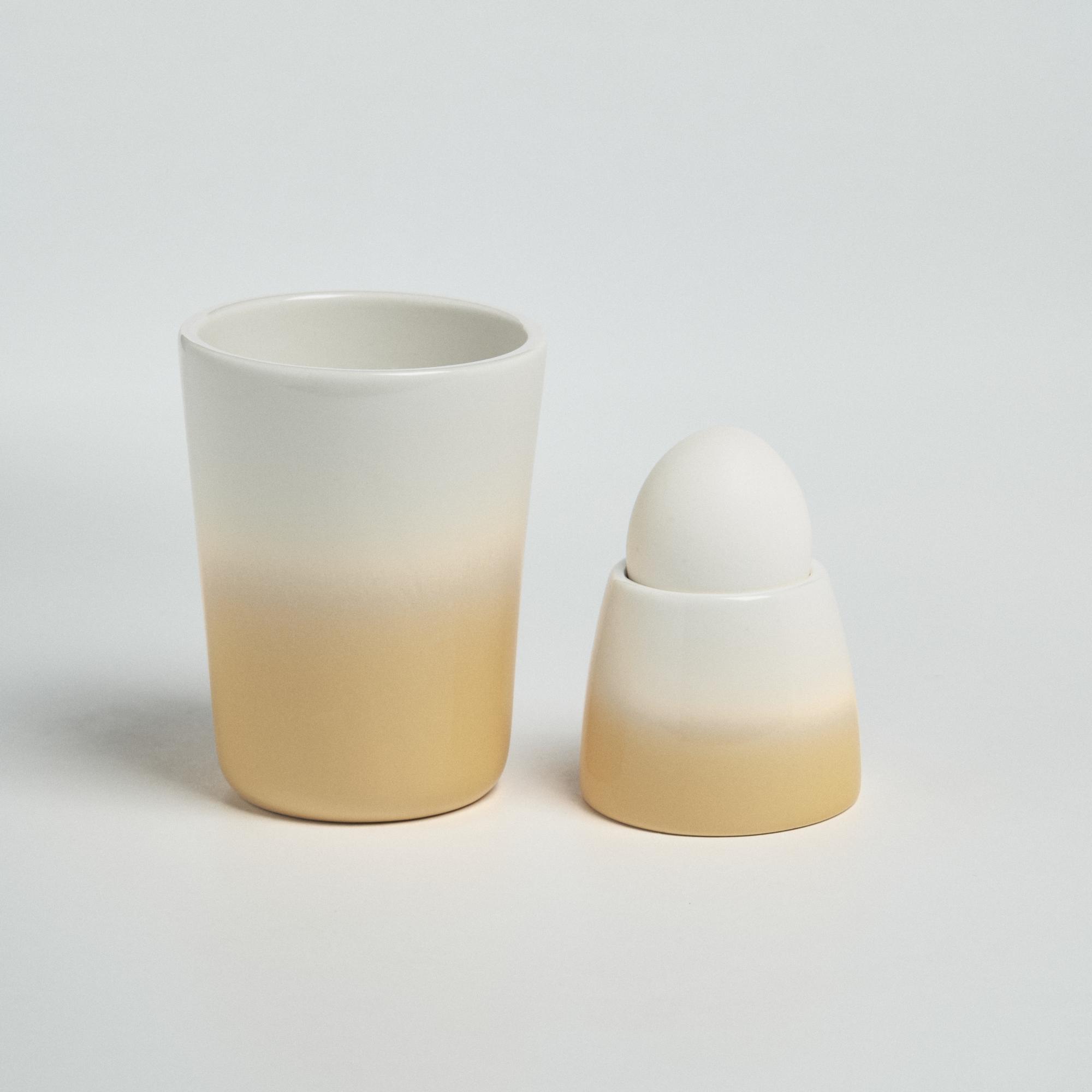 Набор: стакан 350мл и подставка для яйца. Цвет бело-желтый.