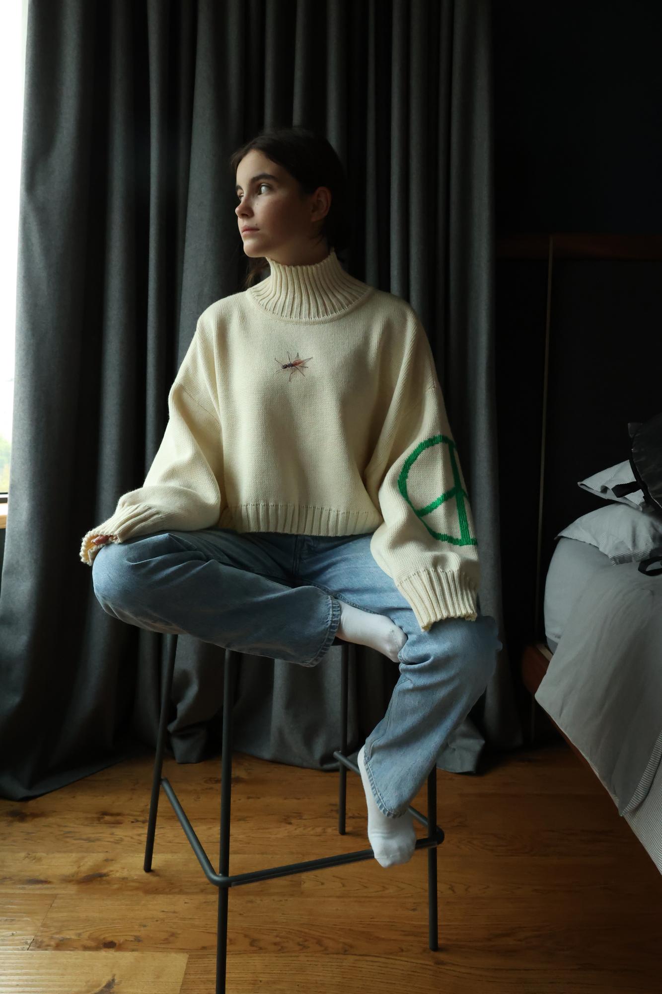 Укороченный пуловер с вышивкой на руке