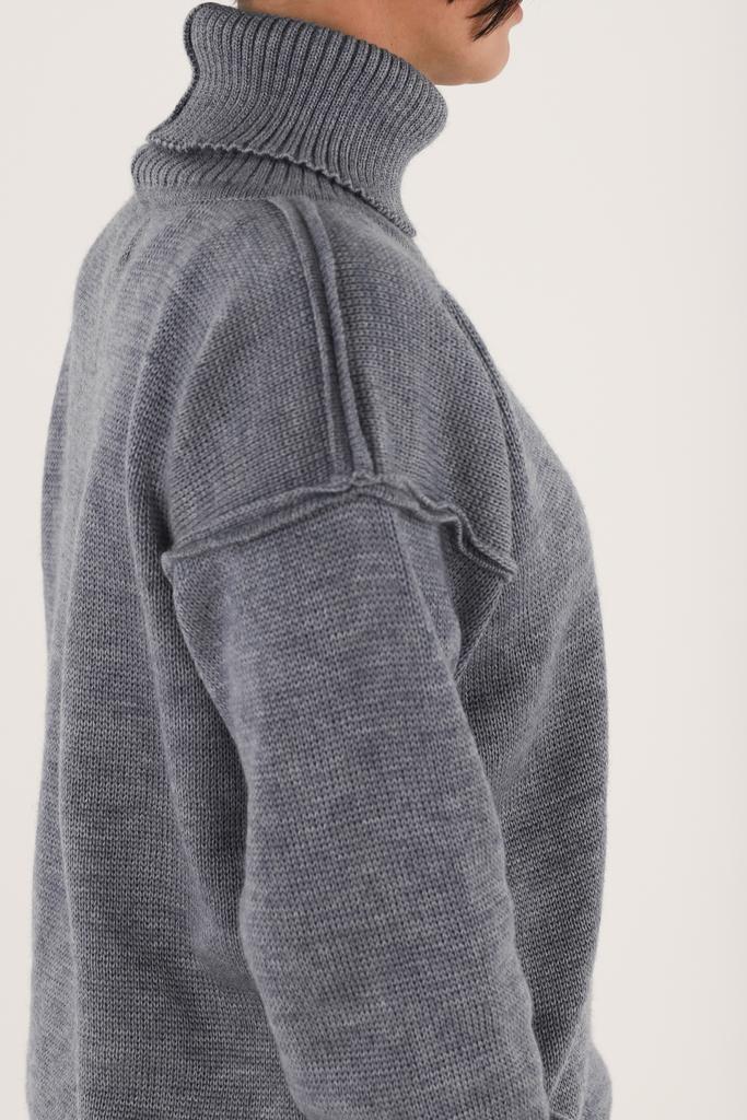 Свитер с вывернутым швом