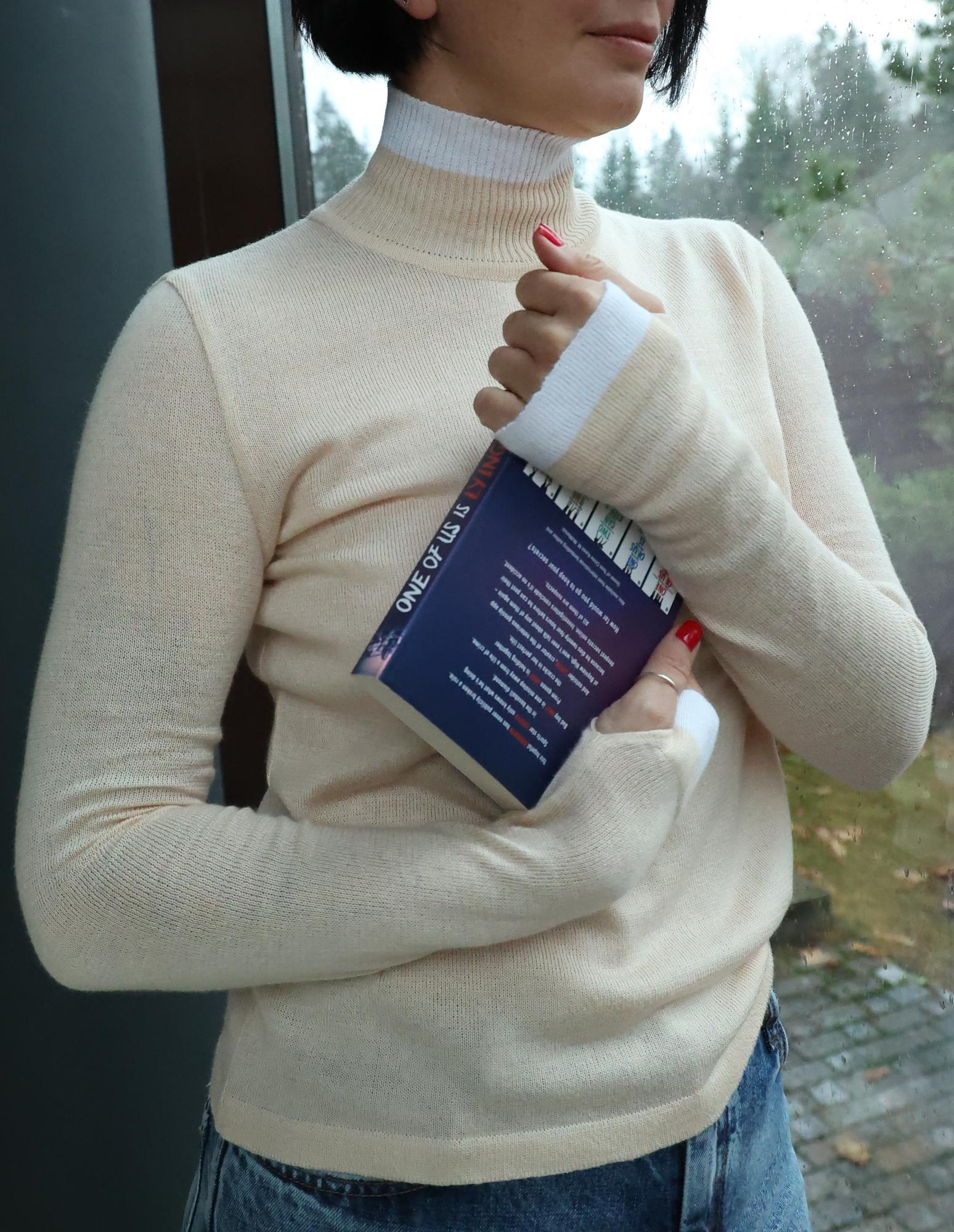  Бежевая водолазка с белым кантом