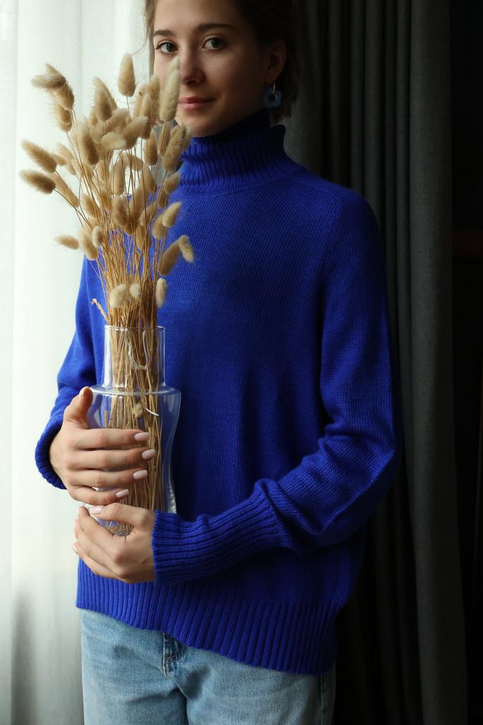Свитер цвета кобальт