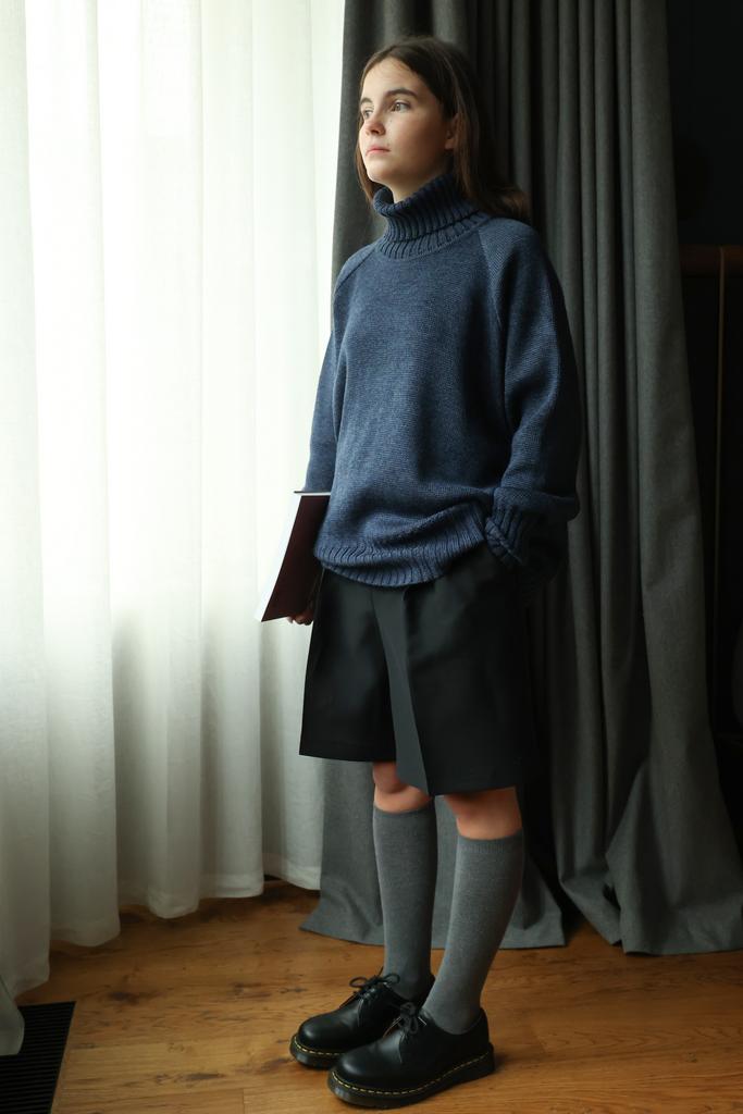 Свитер цвета джинса