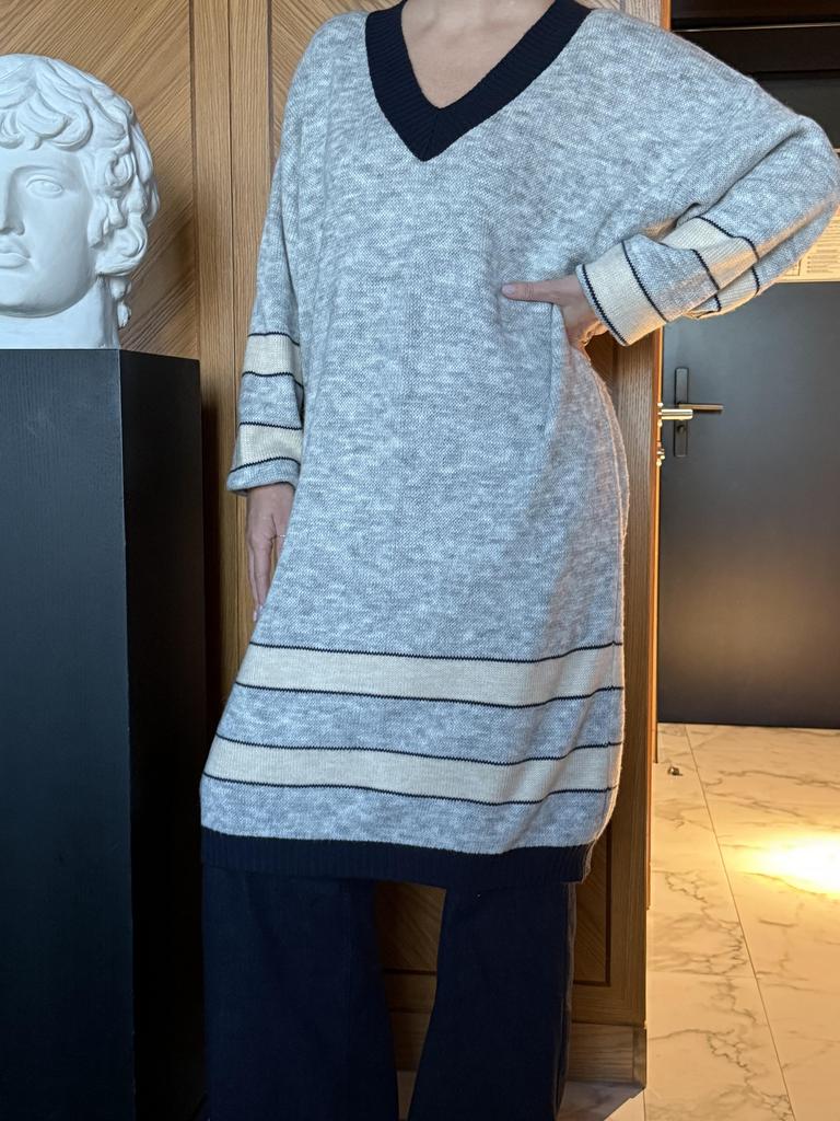 Платье в сером цвете с акцентными полосками