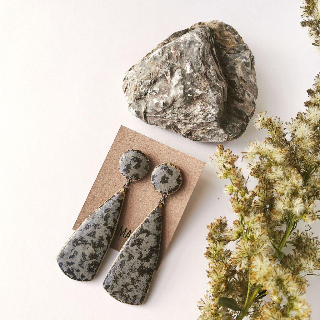 Серые серьги круг-стрела