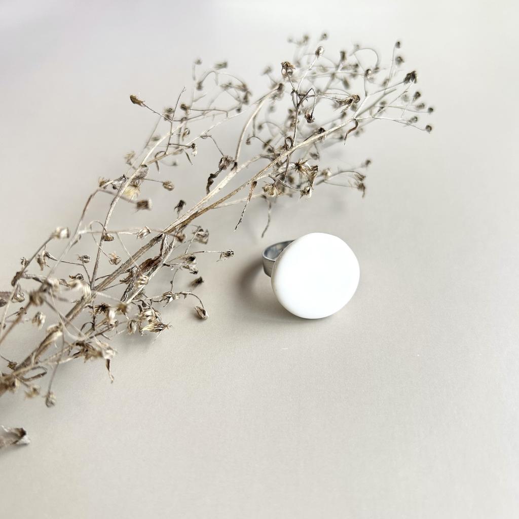 Круглое белое кольцо