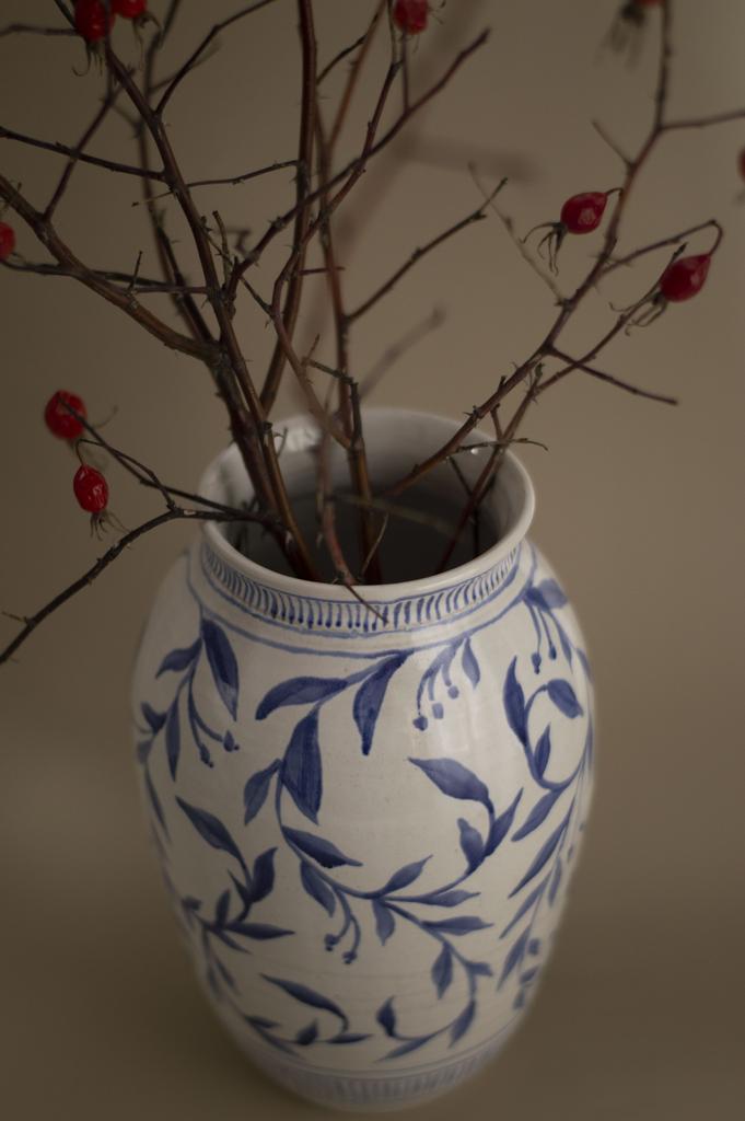 Ваза с кобальтовой росписью высокая