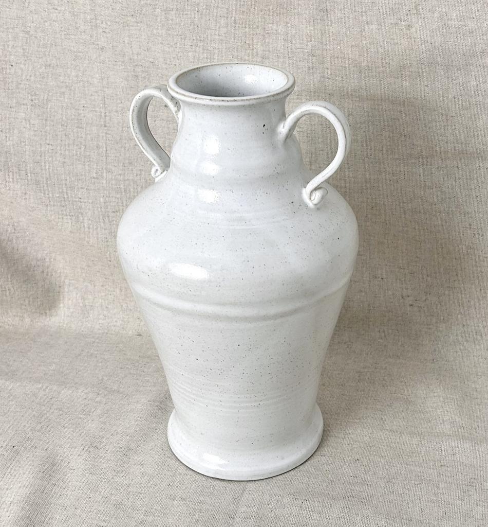 Белая ваза с ручками в классическом стиле