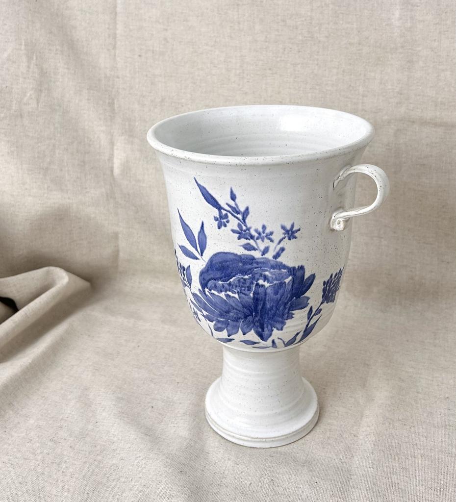 Ваза-кубок с ручками и росписью