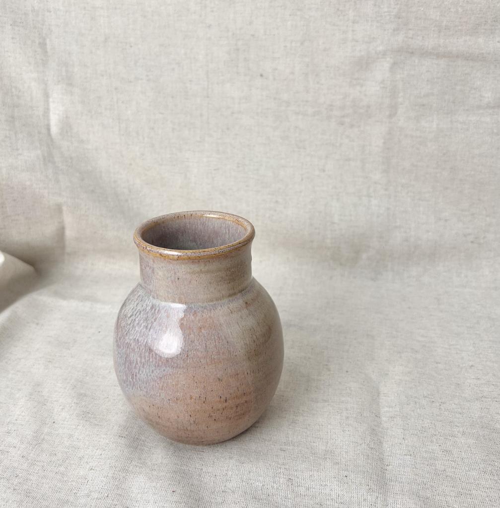 Маленькая лиловая вазочка