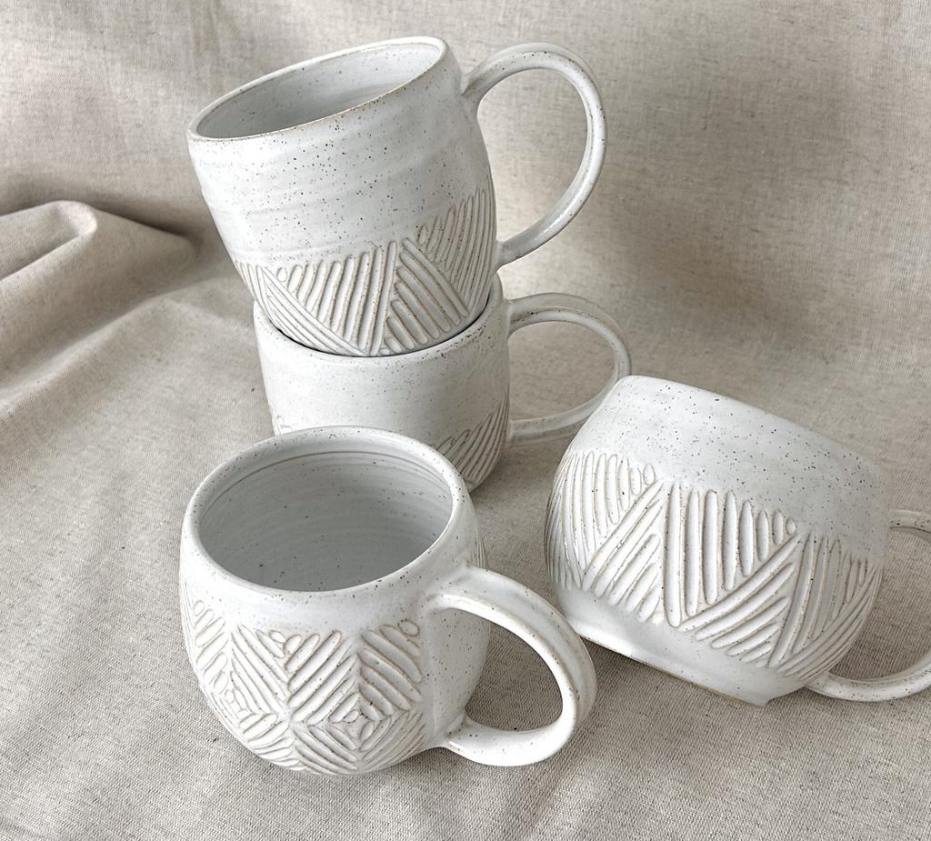 Белая кружка с рельефом