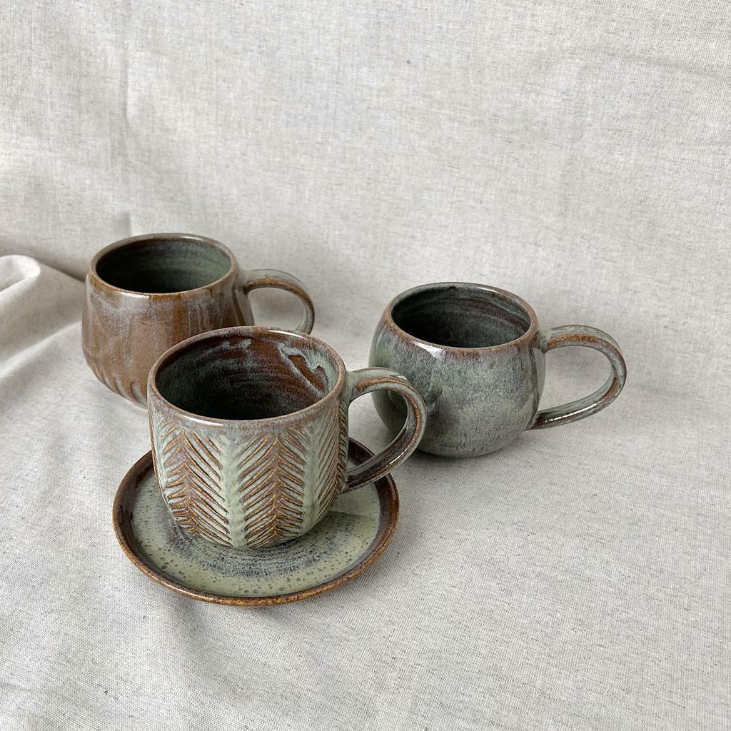 Кружки в зелено-коричневых тонах