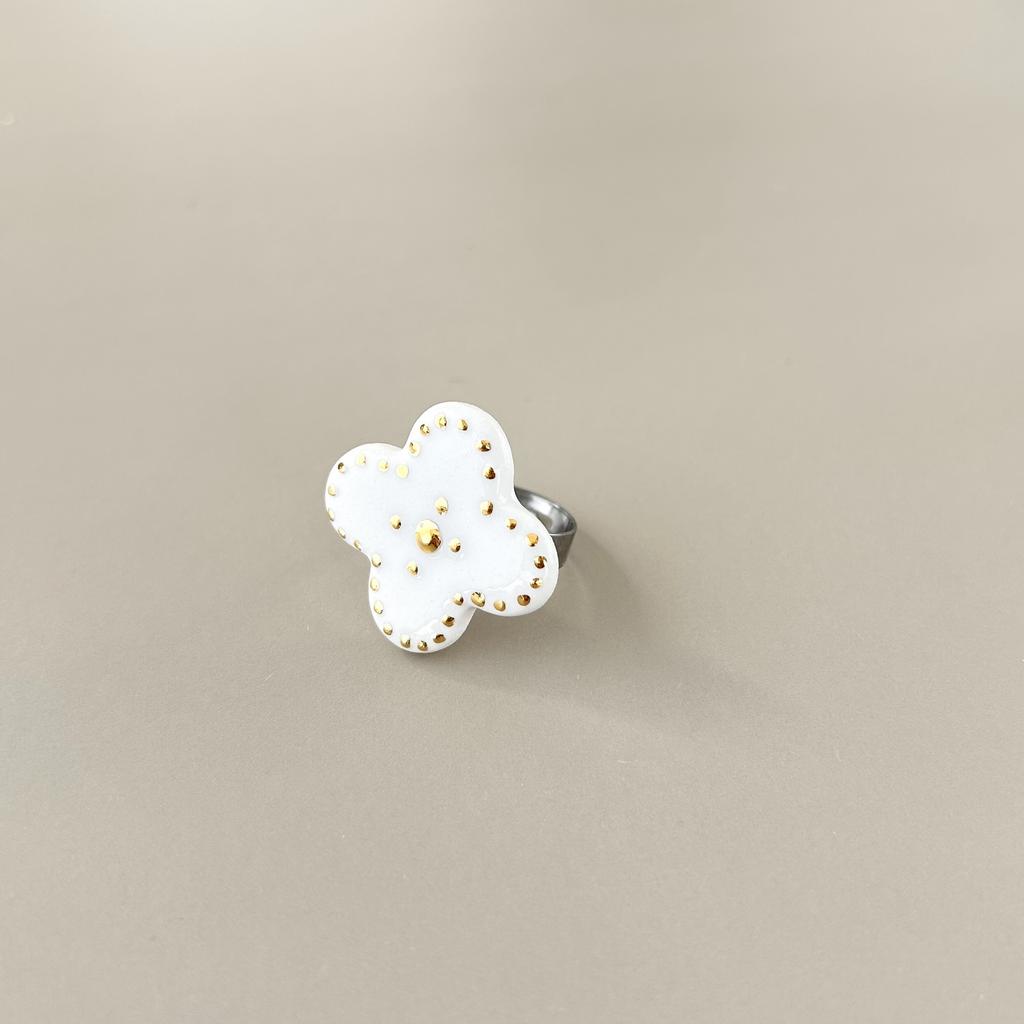 Кольцо клевер зернь белое