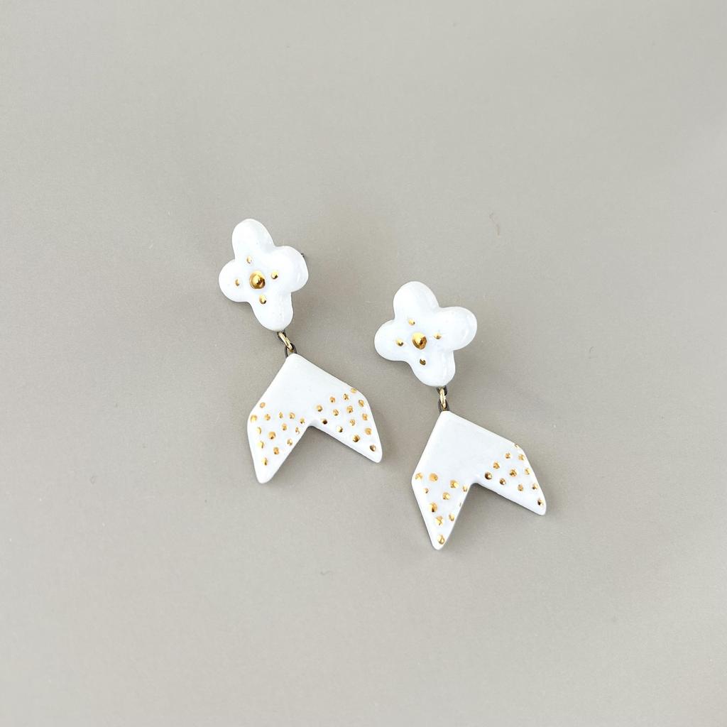 Серьги клевер-стрела зернь белые