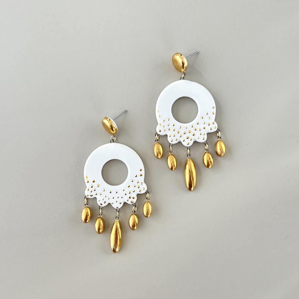 Серьги круглые с подвесками зернь белые