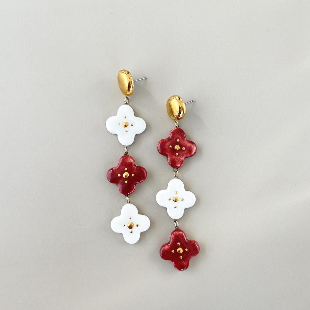 Серьги круг-три клевера зернь белые малина