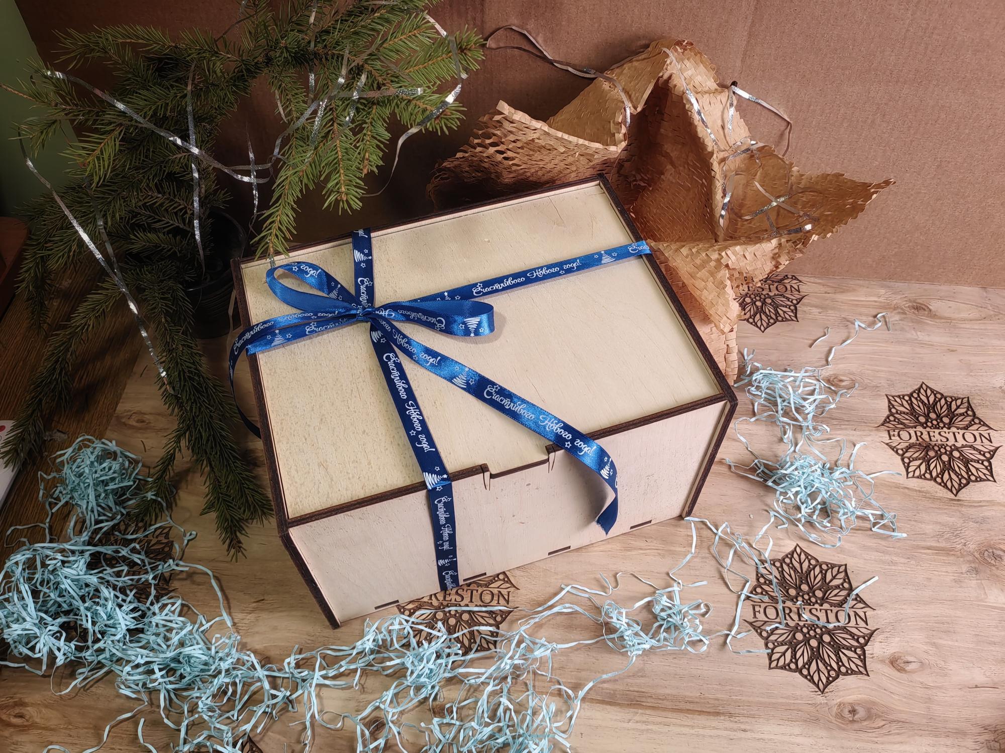 Новогодняя подарочная коробка с откидной крышкой