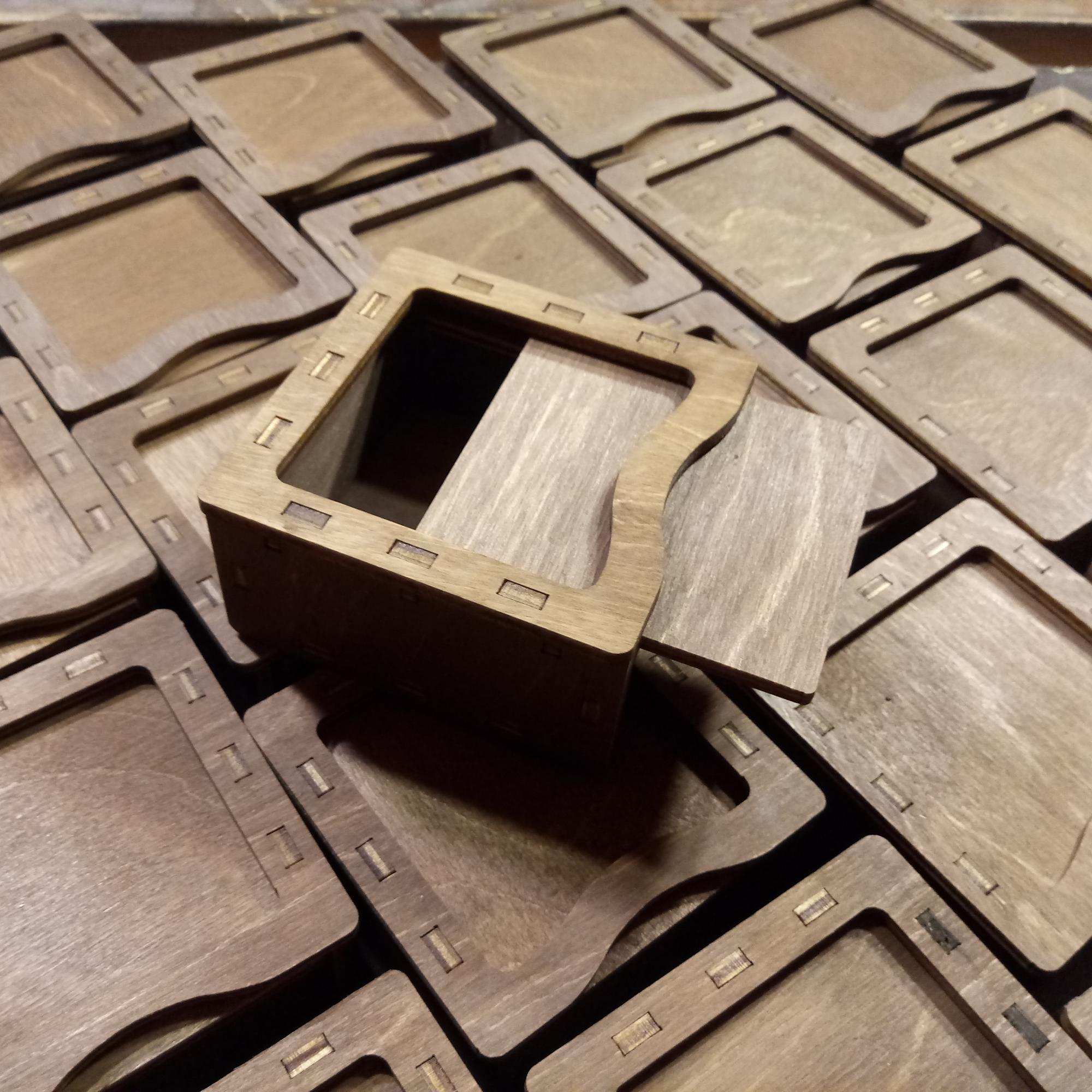 Маленькая деревянная коробочка